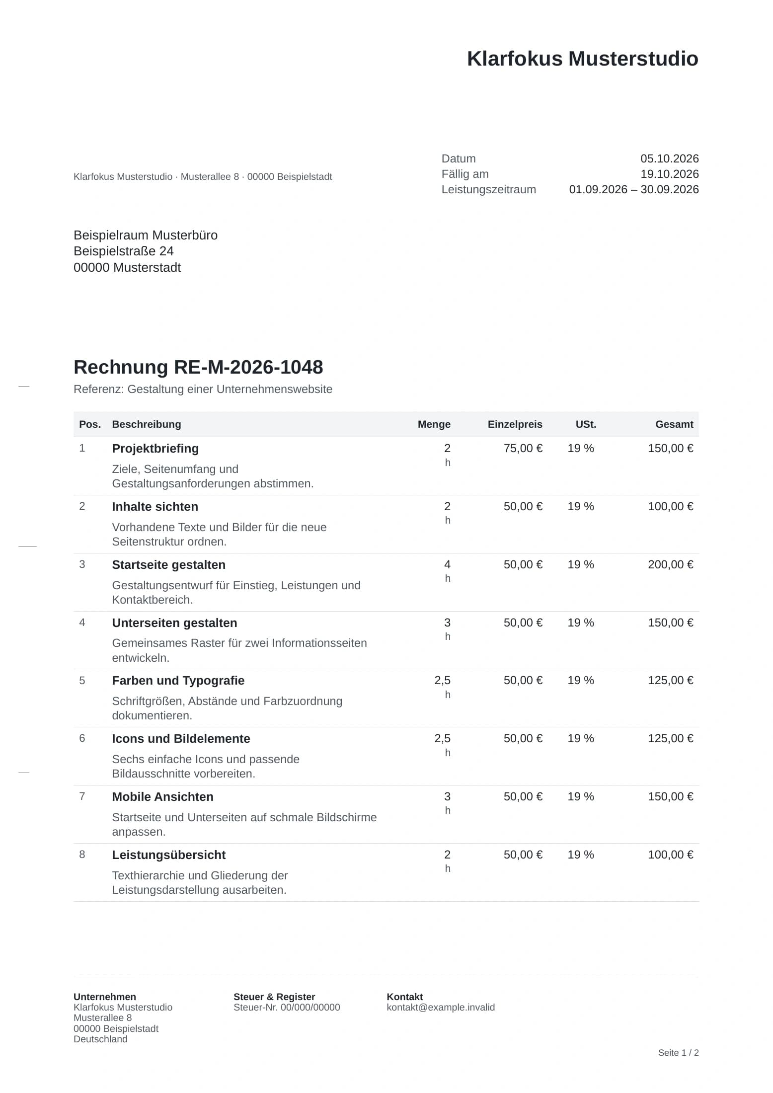 Seite 1 der fiktiven Rechnung RE-M-2026-1048 von Klarfokus Musterstudio an Beispielraum Musterbüro vom 05.10.2026.