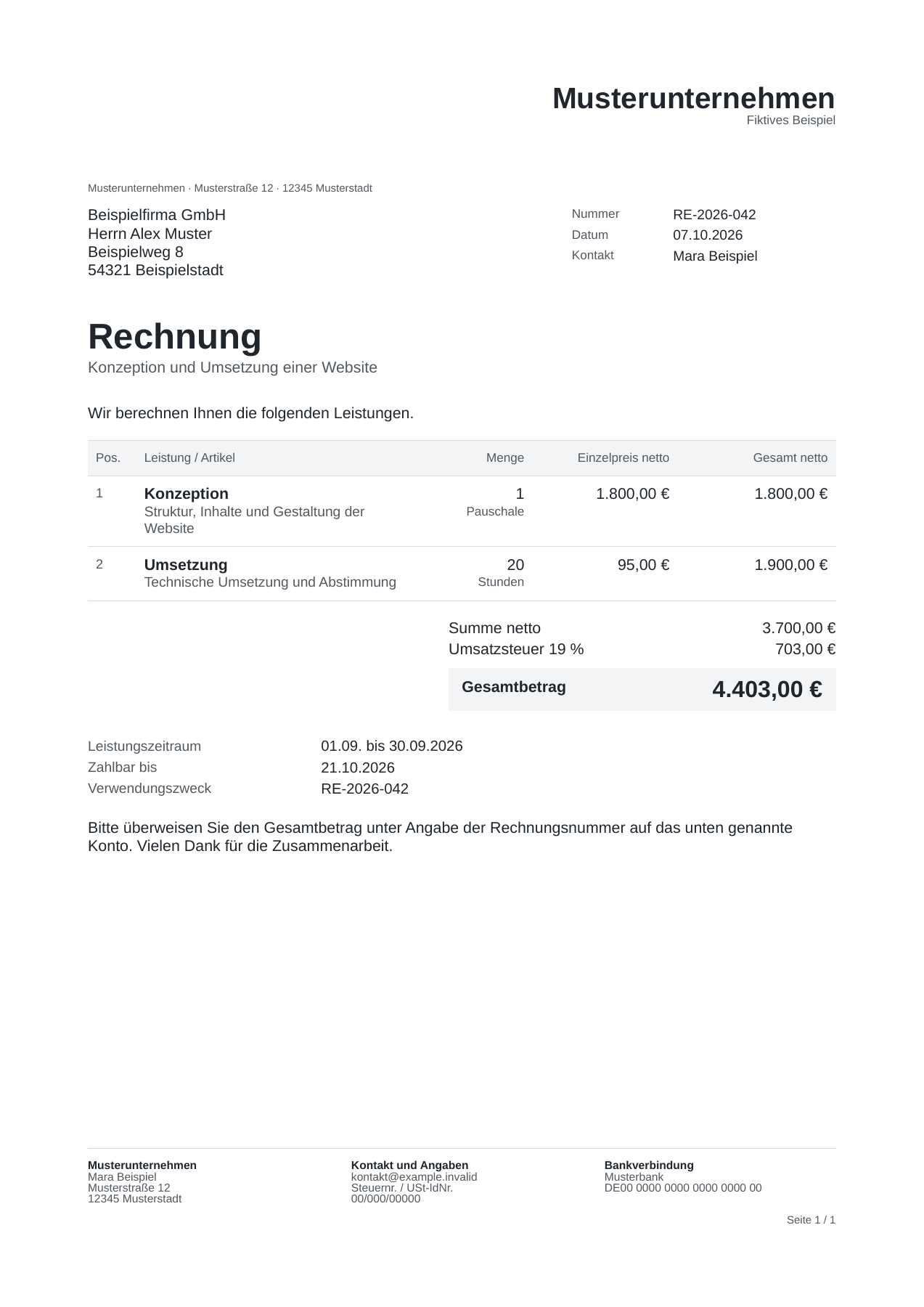 Fiktive Rechnung mit Absender, Kunde, Rechnungs- und Leistungsdatum sowie zwei Positionen: Konzeption und Umsetzung für insgesamt 4.403 Euro brutto.