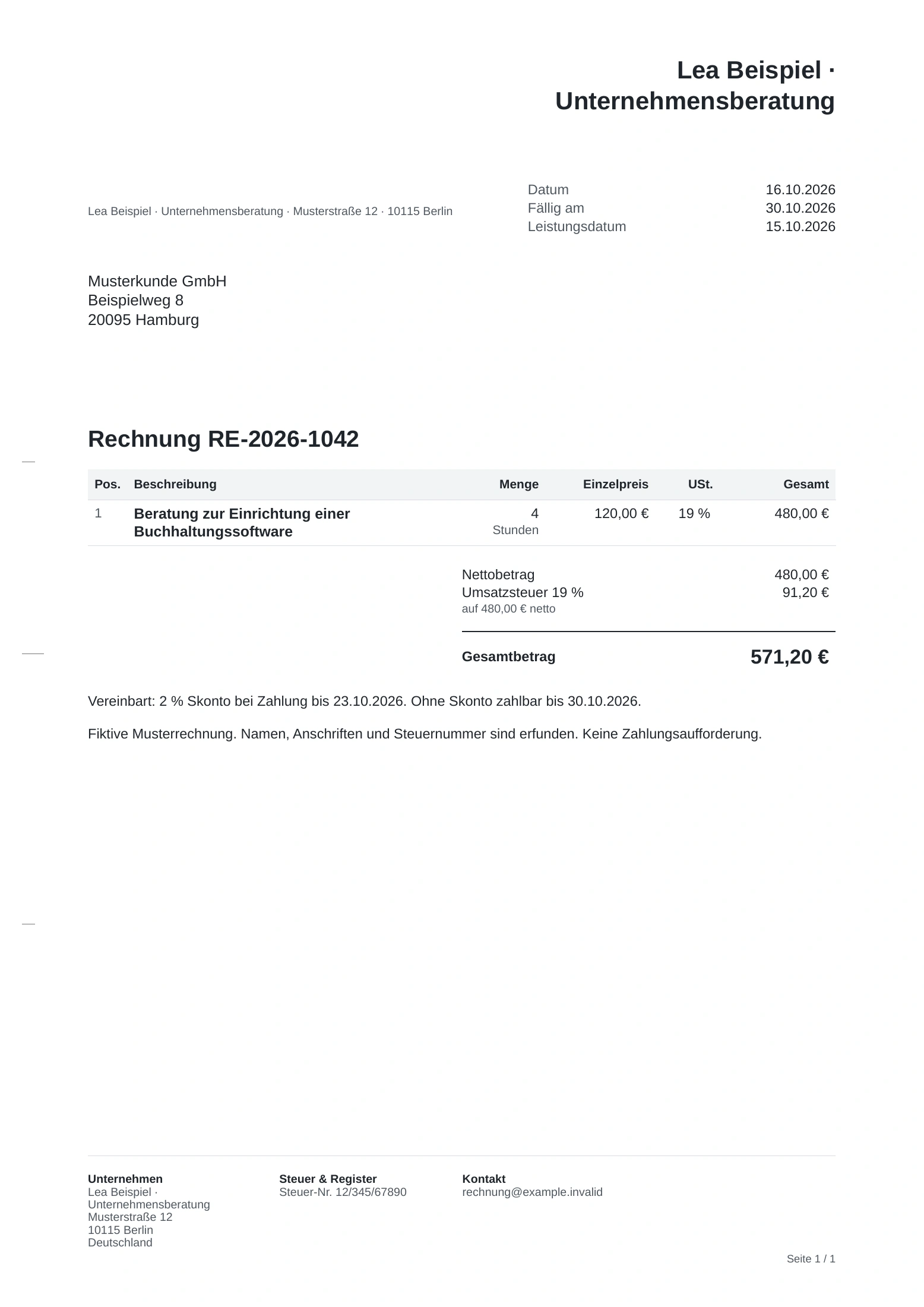 Rechnung RE-2026-1042 von Lea Beispiel an Musterkunde GmbH: vier Beratungsstunden, 480 Euro netto, 91,20 Euro Umsatzsteuer, 571,20 Euro gesamt. Die nummerierten Felder werden daneben erläutert.